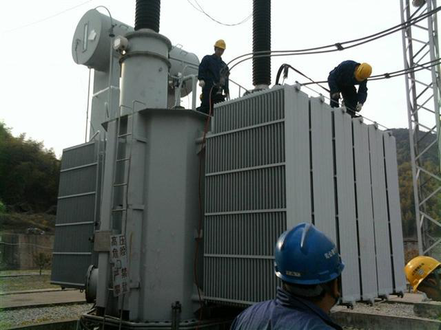 作業(yè)人員安全保護繩系在安全水平保護繩上，確保在變壓器本體上移動始終不會失去保護。